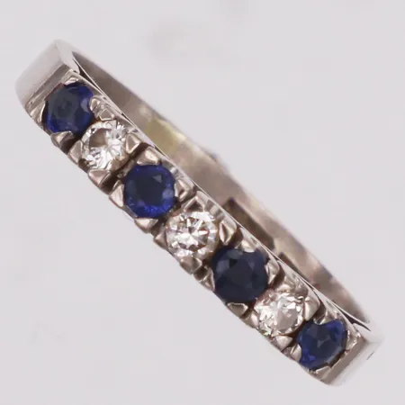 Ring, diamanter 3xca0,04ct, blåa stenar, stl 16¼, bredd 2,5mm, SSÄ, vitguld, skev, 18K Vikt: 3,1 g