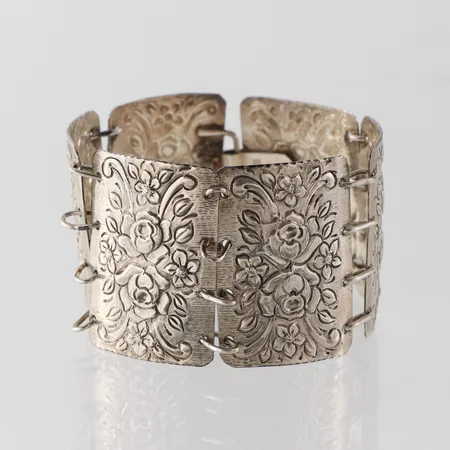 Armband Ladaga av Lisa Andersson, Fellingsbro, längd ca 18 cm, bredd 36.7 mm, silver. Vikt: 33,2 g