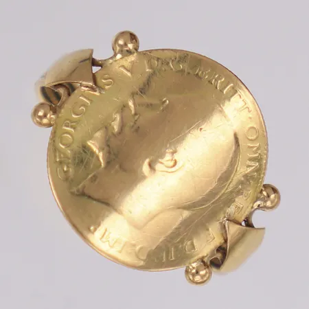 Ring med myntliknande föremål, stl 20¾, bredd: 3,8-19mm, skev, 18K Vikt: 4,4 g