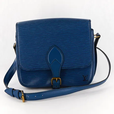 Väska Louis Vuitton Cartouchiere, Blå Epiläder Datumkod: MI0912, Januari 1992 Frankrike, ca 22 x 17 x 6.5 cm, fint skick med smärre åldersbetingat slitage, inga tillbehör  Vikt: 0 g
