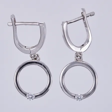 Ett par örhängen med vit sten, längd: ca 3cm, bredd: ca 2-12mm, silver 925/1000 Vikt: 3,7 g