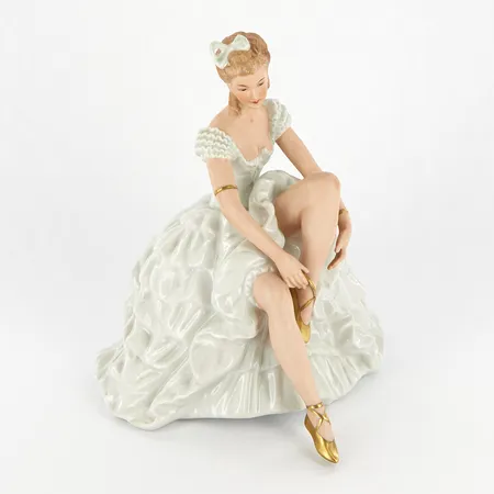 Figurin Wallendorf, Sittande ballerina,, nr: 1318/0, ca 18cm, bredd:ca 17,5cm, 