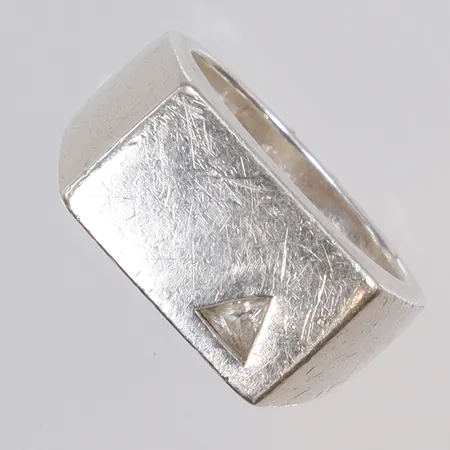 Klackring med vit sten stl 19 bredd 5-11mm, visst slitage, GHA silver 925/1000 Vikt: 11,9 g