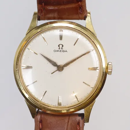 Herrur Omega 18K Ø35mm ref nr. 14708.61 snr. 18704172 cal. 285, ca år 1961, manuell uppdragning, med slitet läderband, guld i boetten, originalkrona, repor och smärre slitage, bruttovikt 40,3g 