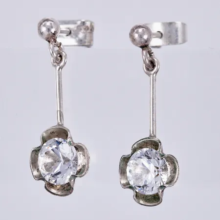 Ett par örhängen med vita stenar, längd: ca 2cm, bredd: ca 1-9mm, 925/1000, silver Vikt: 1,9 g