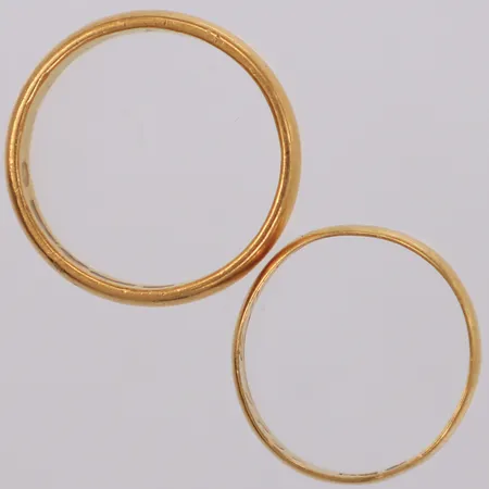 2 Släta ringar, stl 17¾-19¾, gravyr, 23K  Vikt: 9,6 g