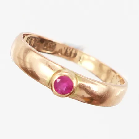 Ring med rosa sten, stl 16, bredd: 2-4mm, gravyr, 14K Vikt: 1,9 g