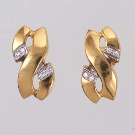 Ett par örhängen med diamanter 8xca0,005ct, längd 15,5mm, bredd 7,8mm, GHA, 18K  Vikt: 4,3 g