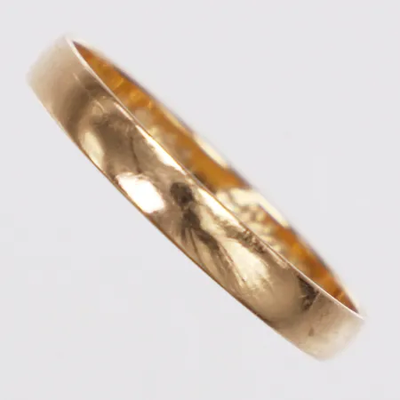 Ring, slät, stl 18½, bredd 2,8mm, gravyr, skev, 18K Vikt: 1,8 g