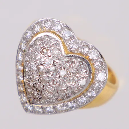 Ring hjärta med briljantslipade och åttkantslipade diamanter totalt ca 1,25ctv, stl 17¼, bredd 2,8-18,2mm, hjärtats mått ca 18,2x17,6mm, ostämplad, 14K Vikt: 7,9 g