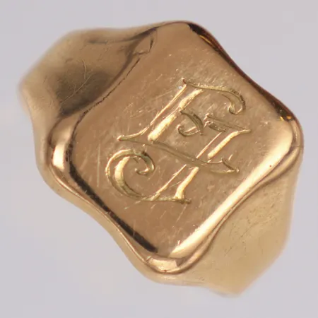 Klackring, stl 17½, bredd: 3,9-14,5mm, monogramgravyr, 18K Vikt: 5,5 g