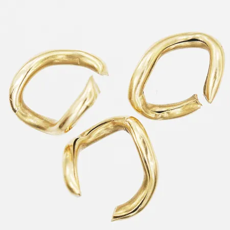Tre länkbitar, skadade, längd ca 13mm, bredd 10mm, 18K guld Vikt: 2 g