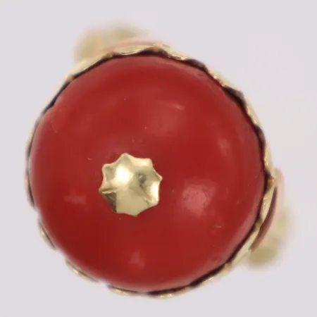 Ring med röd sten, stl 14¾, bredd 1,6-14,1mm, ostämplad, 14K Vikt: 5 g