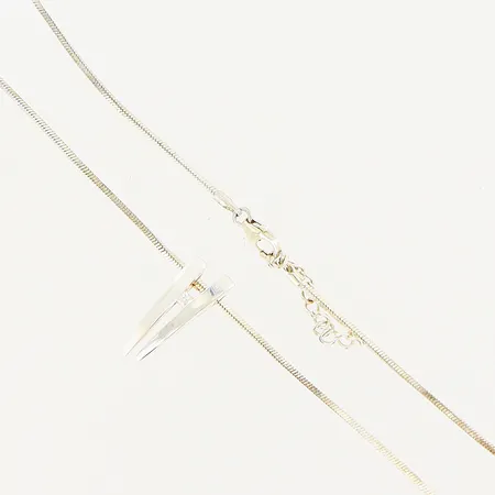 Kedja 42,5-45cm, bredd 1mm, hänge med vit sten 21x8mm, GHA, silver 925/1000. Vikt: 7,1 g