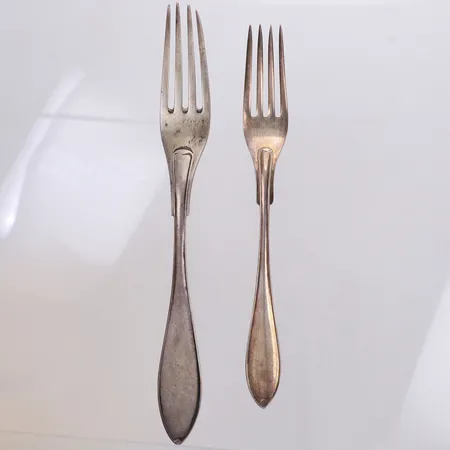 2 gafflar, längd 15,5cm -21,5cm, gravyr, bucklor, 830/1000 silver Vikt: 101,1 g