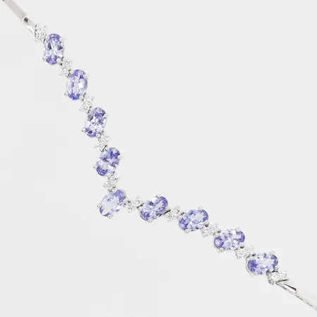 Collier med briljantslipade diamanter 20 x ca 0,02ct, totalt ca 0,40ct och tanzaniter totalt ca 3,50 ct, längd 47cm, 18K vitguld Vikt: 17,8 g