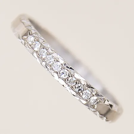 Ring med diamanter 10 x ca 0,01ct, stl 19½, bredd 3mm, vitguld, 18K  Vikt: 3,7 g