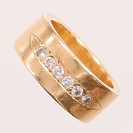 Ring, diamanter 6x ca 0,04ct, Ø16¾, bredd:8mm, gravyr, 18K 12,5g.