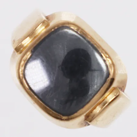 Klackring, troligen Hematit, stl 19¾, bredd 4,7-15mm, defekt, 18K Vikt: 10,6 g