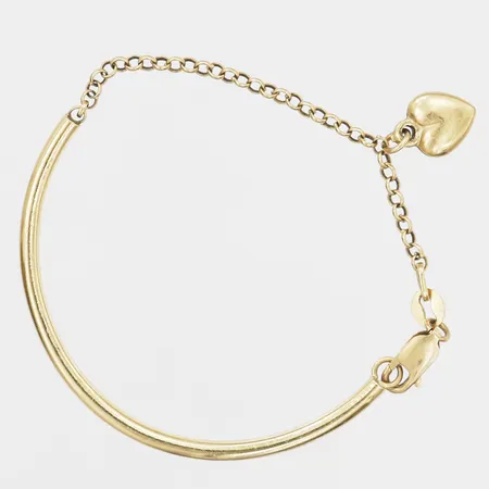 Barnarmband, halvstelt med berlock i form av hjärta, längd ca 15,5cm, bredd 3mm, 18K guld Vikt: 4,2 g