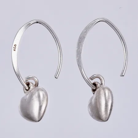 Ett par örhängen, hjärta, längd: ca 2,5cm, bredd: ca 1-7mm, silver 925/1000 Vikt: 1,7 g
