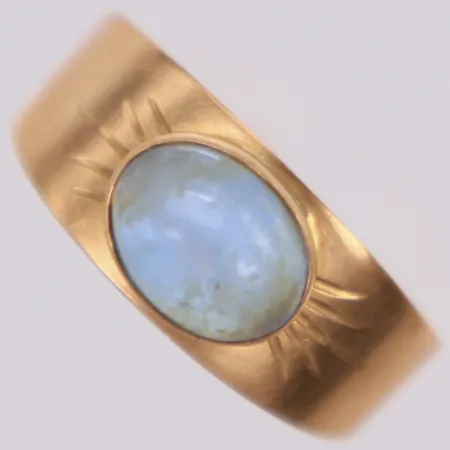 Ring med blå sten, 17¾, bredd 7mm, skev, 18K Vikt: 1,9 g
