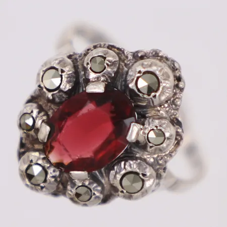 Ring med röd sten och markasiter, slitage, stl 17¾, bredd 17,3mm, 835/1000 importstämplat silver Vikt: 6,5 g