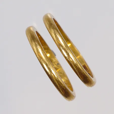 2st Ringar, skeva, gravyr 23K Vikt: 10,2 g