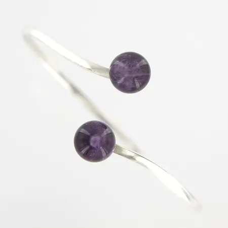Armband med ametister, Stigbert för Heribert Engelbert, 1957,  Ø65mm, bredd ca 2,5mm, ametisterna Ø10mm, 830/1000 silver Vikt: 9,2 g