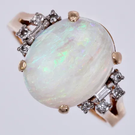 Ring med opal och diamanter ca 5x0,005ct, samt 2st baugettslipade, stl: 17¼, bredd: ca 2-13mm, stämplad CSS, 14K Vikt: 4,8 g