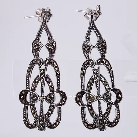 Ett par örhängen med markasiter, längd: ca 7cm, bredd: ca 2-23mm, 925/1000, silver Vikt: 16,1 g