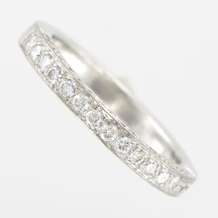 Ring vitguld med diamanter ca 15x0,02ct samt 18x0,01ct, 17¾, bredd ca 2,5mm, behov av omrodinering, 18K Vikt: 5,2 g