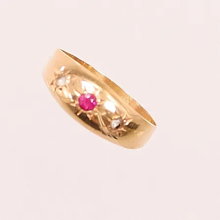 Ring, Ø18¼, bredd:7mm, röd/vita stenar, 18K 1,8g.