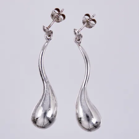 Ett par örhängen, längd: ca 4,5cm, bredd: ca 2-8mm, silver 925/1000 Vikt: 8 g