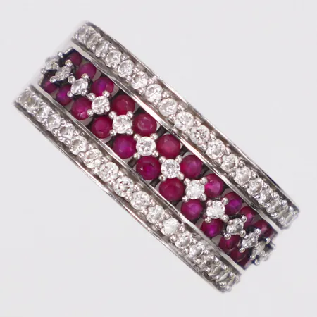 Ring, 51 diamanter 0,45ct enligt gravyr, röda stenar, stl 16½, bredd 6-8mm, GHA, vitguld, 18K Vikt: 6,1 g