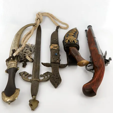 1 Revolver flintlås-replica, 2 prydnadsdolkar, 2 dolkar orentalisk härkomst, varav en Gurka Nepal, bruksslitage 1900-tal, 