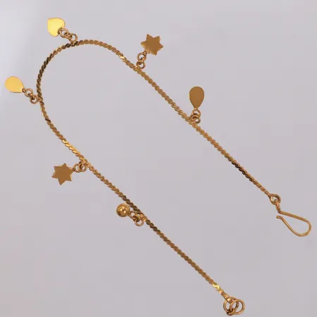 Armband med sex berlocker, längd 17,5cm, bredd 1mm, 18K Vikt: 2,6 g