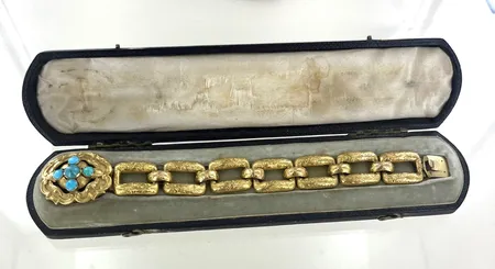 Armband med turkoser , längd 17,5 cm, bredd 16-24 mm, 18K/ låset 14K Armbandet har inga stämplar, 250år gammal enligt värdering från Auktionsrundan. Vikt: 25,5 g
