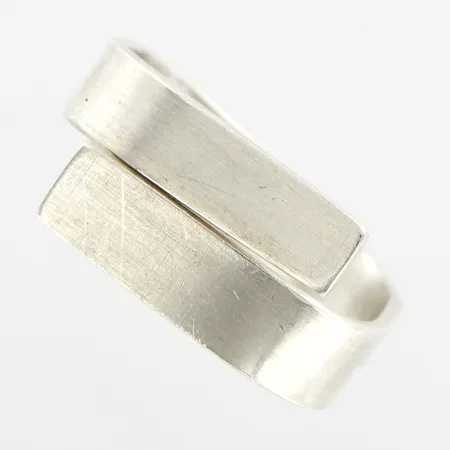 Ring, stl 18½, går att justera något, ca 10mm, stämplad Lill, 925/1000 Silver Vikt: 4,3 g