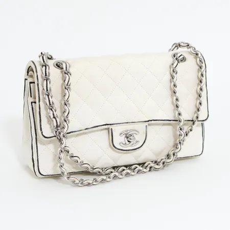 Väska Chanel Double Flap Bag, 2014, vit canvas med svarta kanter, beslag i silverfärgad metall, ca 26x15x7cm, serienummer: 19052094, fläckar, gulnad invändigt, dustbag, kartong Skickas med postpaket.