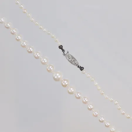 Collier med odlade saltvattenpärlor, troligen Akoya, 52cm, doserat Ø3,2-7,7mm, visst slitage, lås i silver 835/1000 bruttovikt 13,8g Vikt: 13,8 g