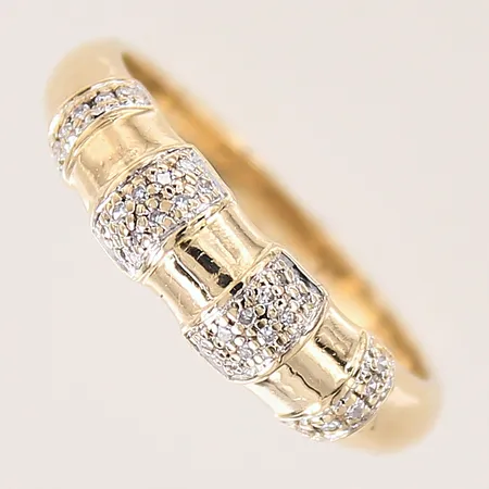 Ring med diamanter 30 x ca 0,005ct, stl 18½, bredd 2,8-4,9mm, 18K Vikt: 4 g