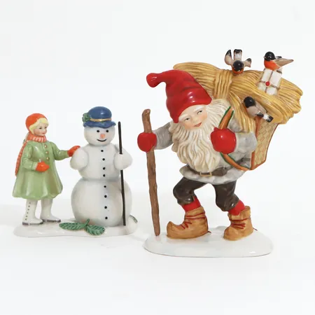 Två porslinsfiguriner från Fyrklövern collection med jultema, tomte samt flicka med snögubbe, högsta: 13cm
