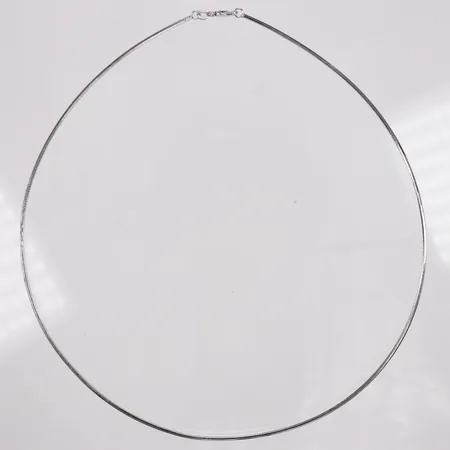Kedja, Ormlänk, halvstelt, kantig, italienska stämplar, längd 43cm, bredd 1,3mm, vitguld, 18K Vikt: 8,4 g