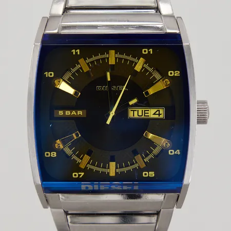 Herrur, Diesel, ca 52x44mm, kvarts, ref: DZ-1251, serienr: 251010, "Only The Brave", stållänk ca 20cm, mindre repor/nagg på glas, batteribyte krävs, inga tillbehör.