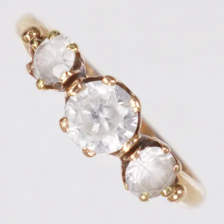 Ring, vita stenar, stl 17¼, bredd 1,5-5,8mm, skev, 18K Vikt: 2,2 g