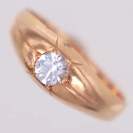 Ring med vit sten, stl 16¼, bredd 2-6,4mm, 14K  Vikt: 2,2 g