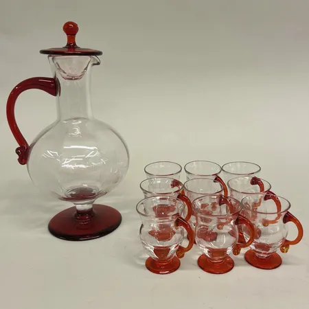 Glöggservis med 9 glas, varav tre med nagg, 1 kanna med lock, höjd 26cm, William Stenberg, Gullaskruf, rött/klarglas Skickas med postpaket.