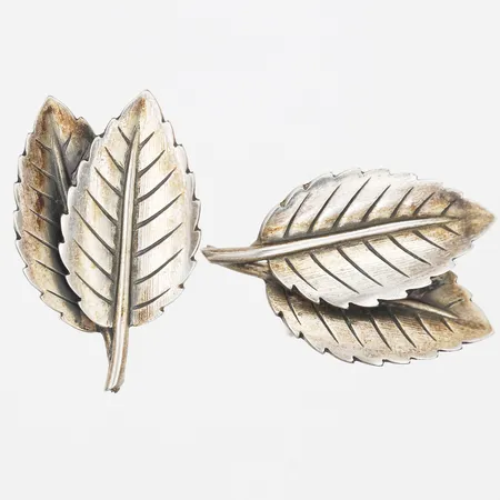 Ett par örhängen i form av löv, längd: 25mm, bredd: 17mm, skruvstopp, Guldvaruaktiebolaget G. Dahlgren & Co Ab, Malmö år 1954, signerad, 835/1000 silver Vikt: 4,7 g