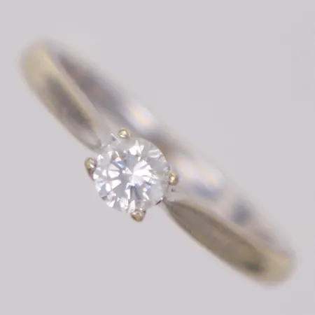 Ring med briljantslipad diamant 1 x ca. 0,23ct, stl 15½, bredd: 1,8mm, vitguld, rodieringsbehov, 9K  Vikt: 1,9 g